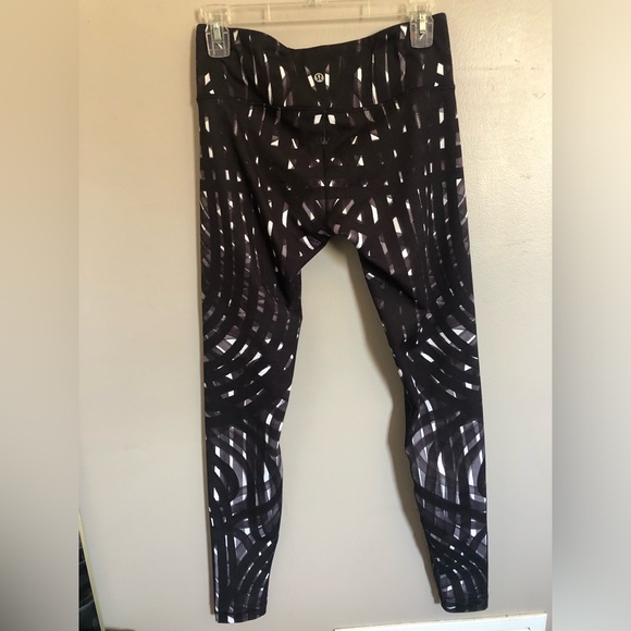 Lululemon black🖤🤍 and white marble pattern leggings - Picture 6 of 15